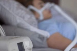 睡觉严重打鼾,有睡眠窒息症,使用呼吸机,是在实体店选购,还是网上购买,哪个好呢?